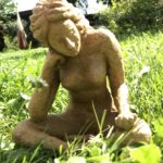 Figurine, sculpture, personnage féminin en posture de méditation