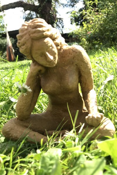 Figurine, sculpture, personnage féminin en posture de méditation